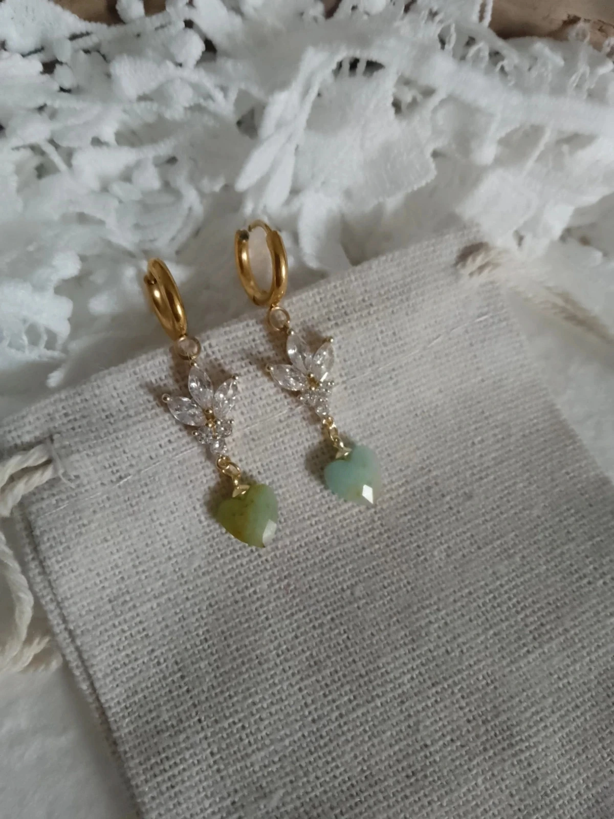 Créoles dorées avec zircons et coeurs de pierres en chrisoprase